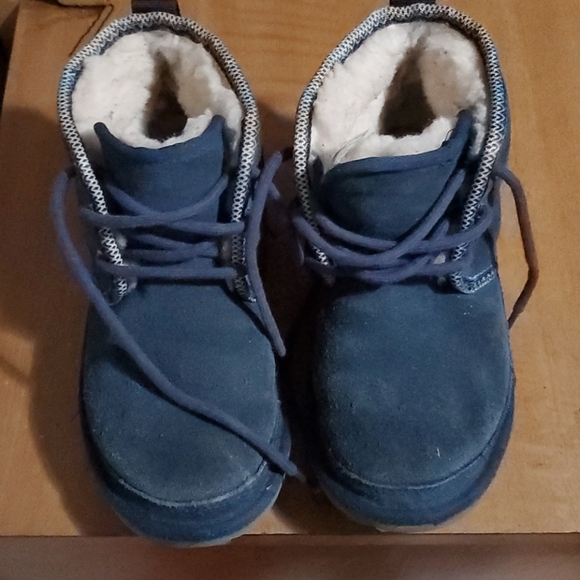 Boys Uggs - Picture 1 of 4